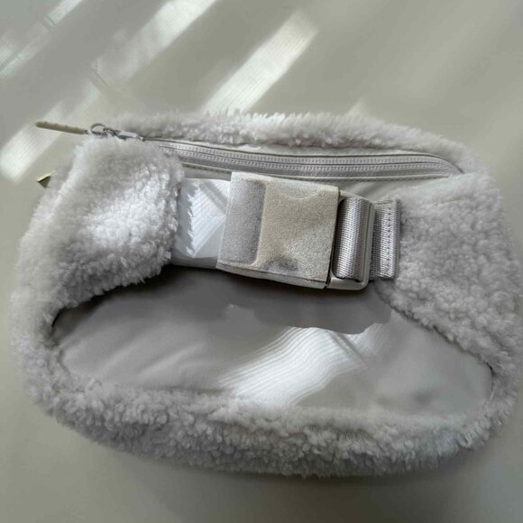 Lululemon Everywhere Belt Bag Fleece (brand new with tags) - Picture 4 of 4